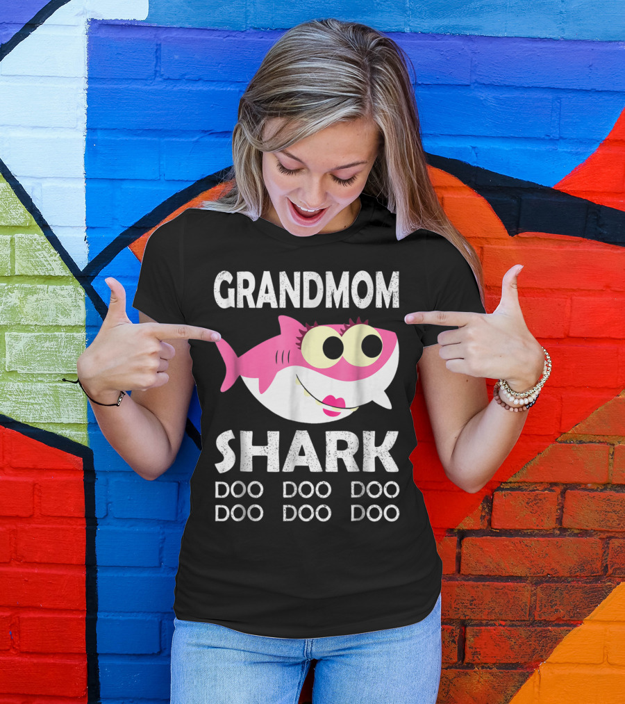 GRANDMOM SHARK DOO DOO DOO DOO DOO T-Shirt
