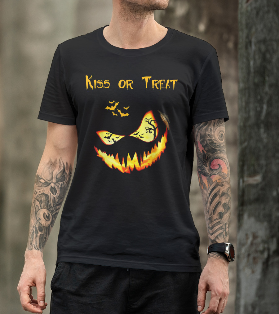 Kiss Or Treat Jack-O'-Lantern With Bats Halloween Pumpkin T-Shirt