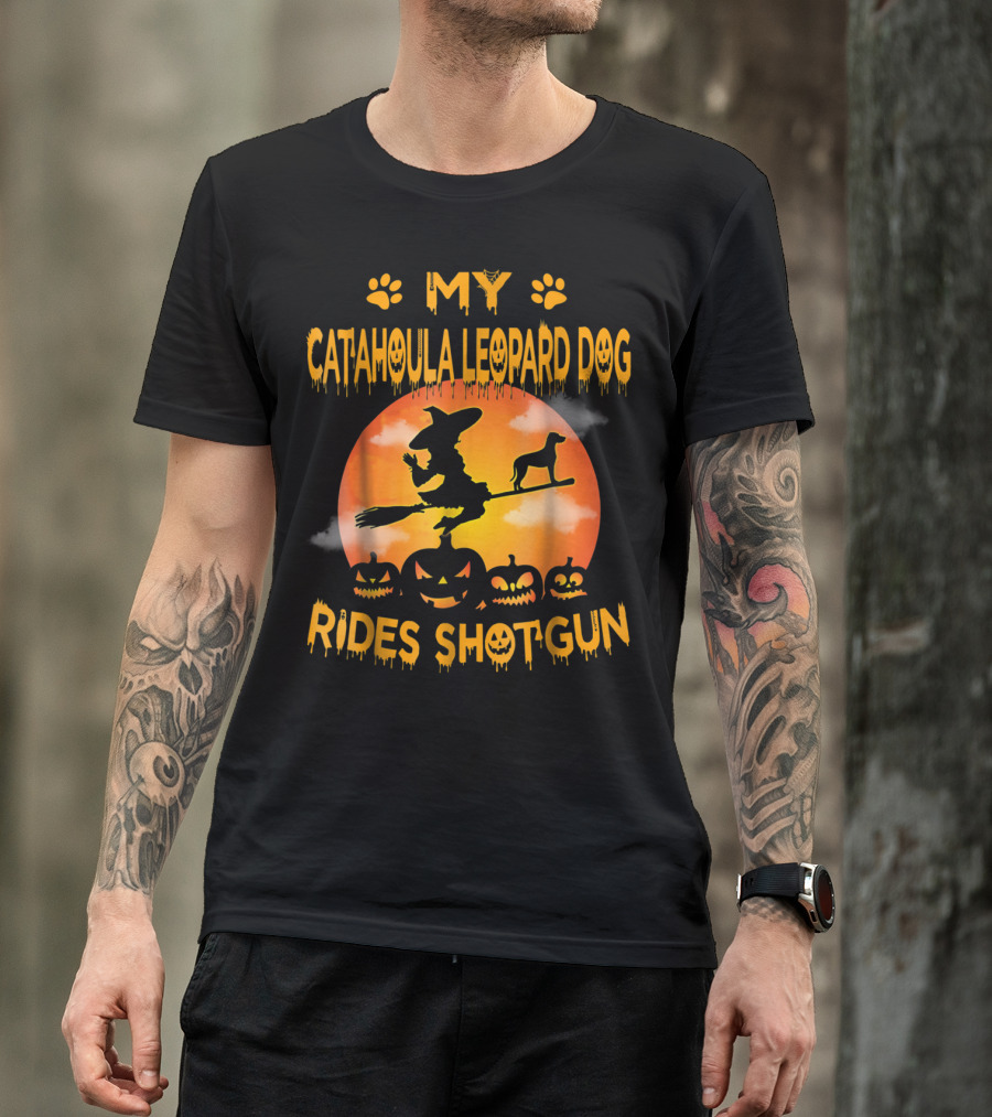 MY CATAHOULA LEOPARD DOG RIDES SHOTGUN Halloween Witch Broomstick Pumpkins T-Shirt