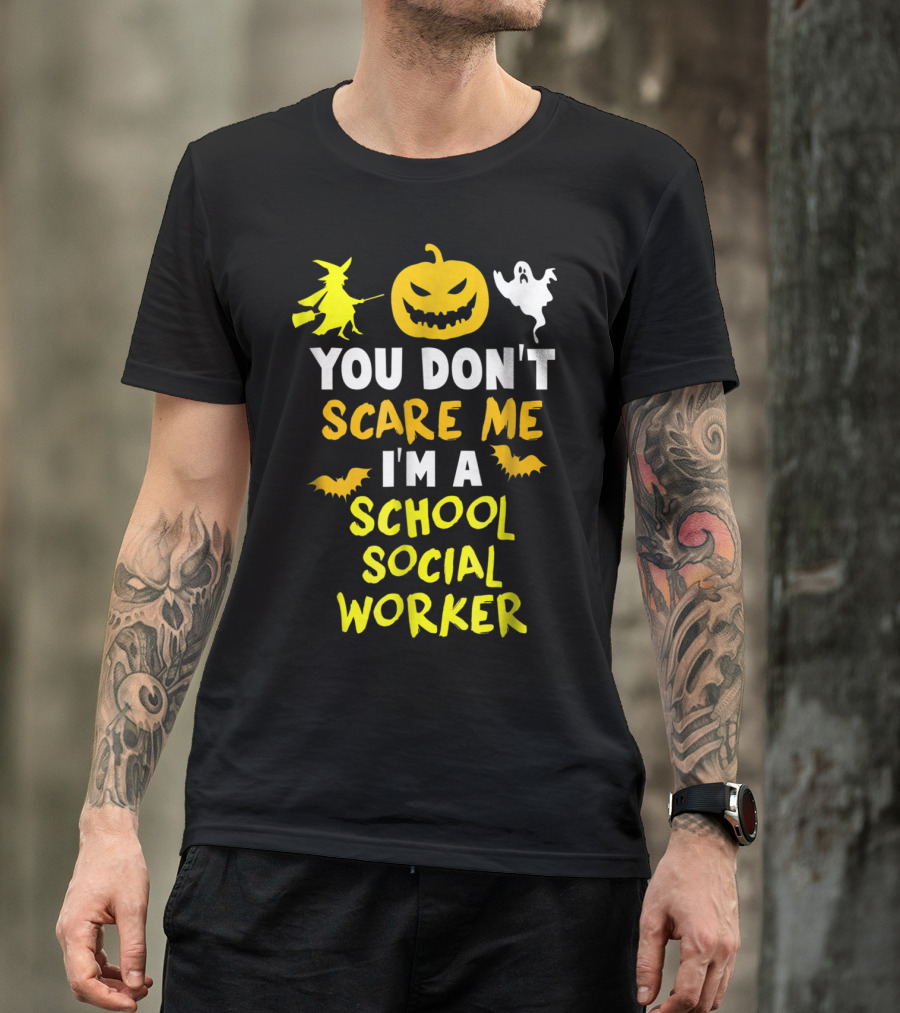 You Don't Scare Me I'm A School Social Worker Halloween Pumpkin Witch Ghost Bats T-Shirt