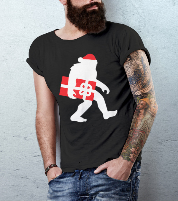 Nice Bigfoot Carrying Christmas Gift In Santa Hat T-Shirt