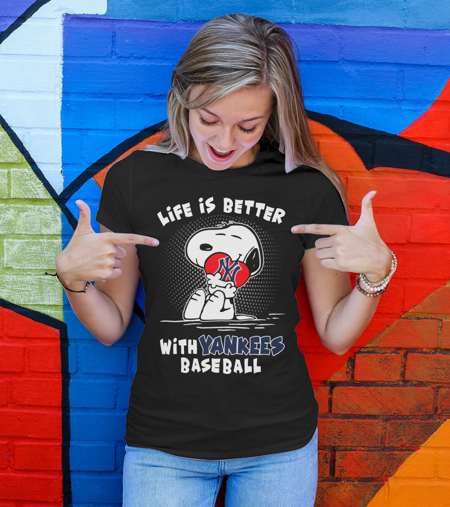 Life Is Better With Yankees Baseball Snoopy Hugging T-Shirt
