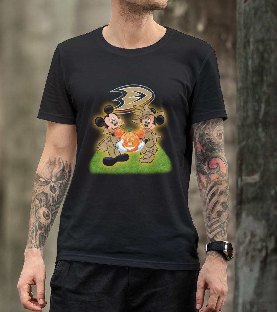 Anaheim Ducks Halloween With Mickey And Minnie Holding Pumpkin T-Shirt