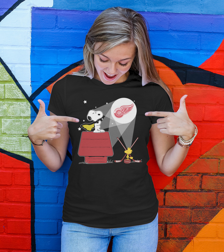 Detroit Red Wings Snoopy And Woodstock Moonlight Scene T-Shirt