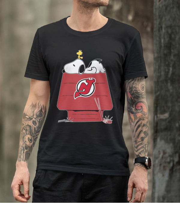 New Jersey Devils Snoopy And Woodstock On Doghouse With Hockey Sticks T-Shirt