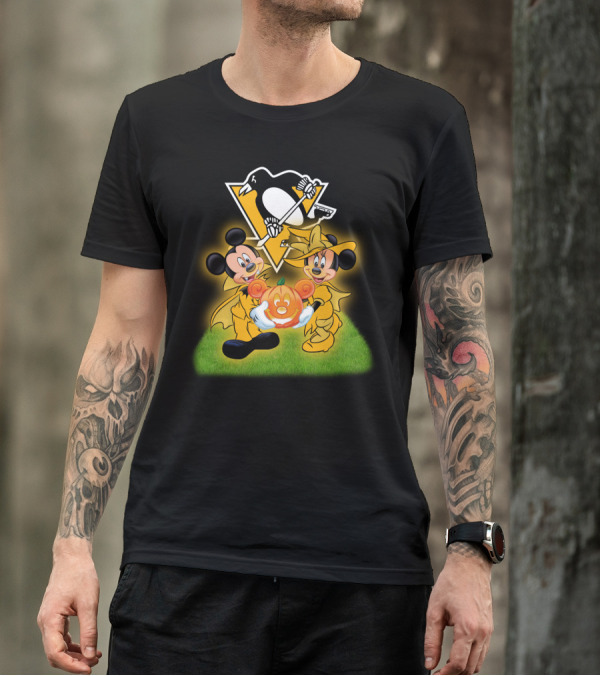 Pittsburgh Penguins Halloween Mickey And Minnie Holding Pumpkin T-Shirt