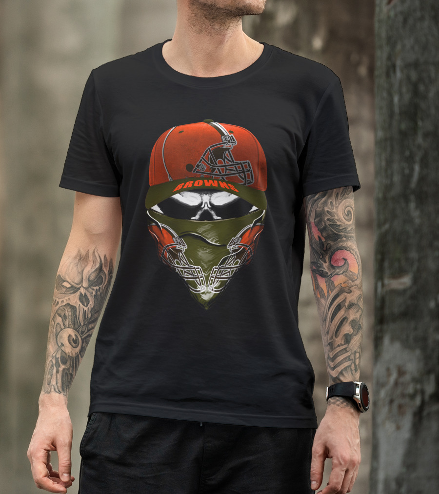 Cleveland Browns Helmet And Skull Bandana Hoodie T-Shirt