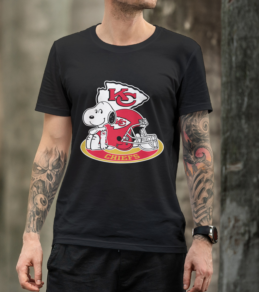 Kansas City Chiefs Snoopy Kc Arrowhead Helmet T-Shirt