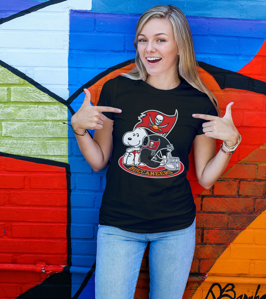 Tampa Bay Buccaneers Snoopy Helmet And Flag T-Shirt