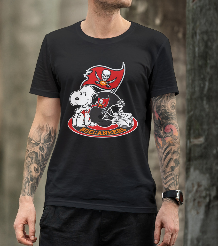 Tampa Bay Buccaneers Snoopy Helmet And Flag T-Shirt