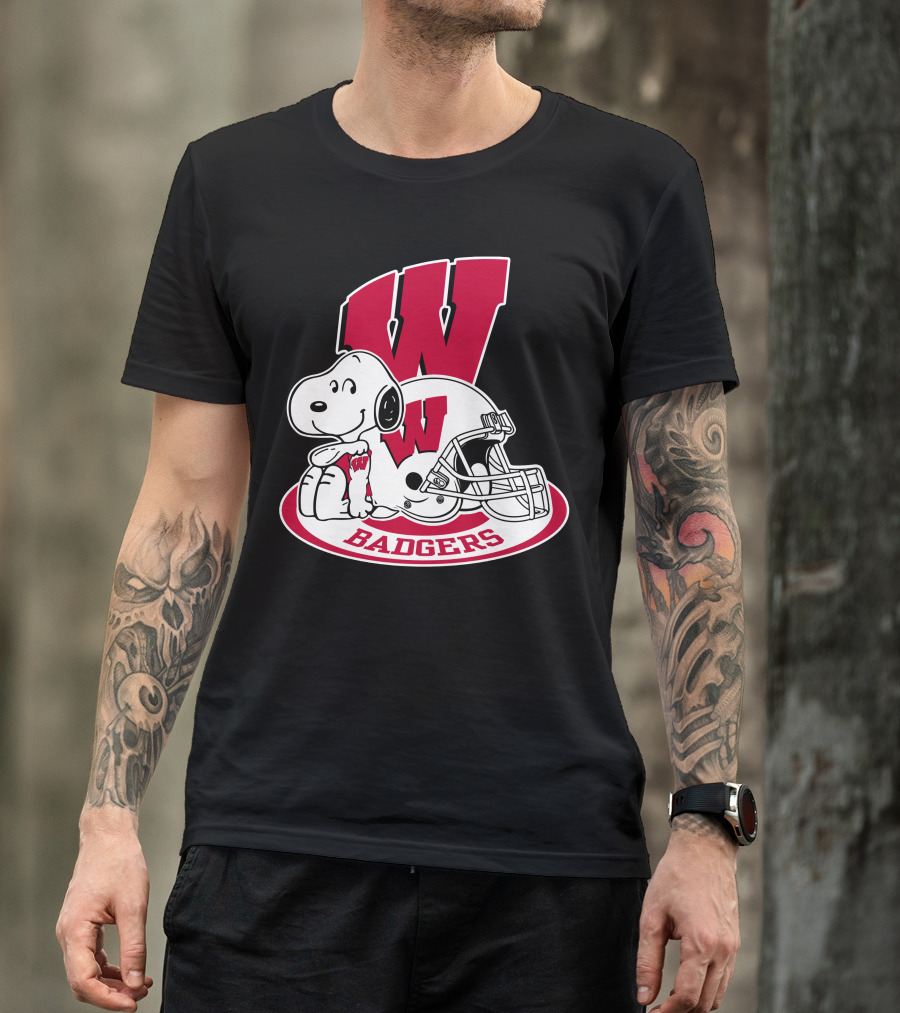 Wisconsin Badgers Snoopy Football Helmet T-Shirt