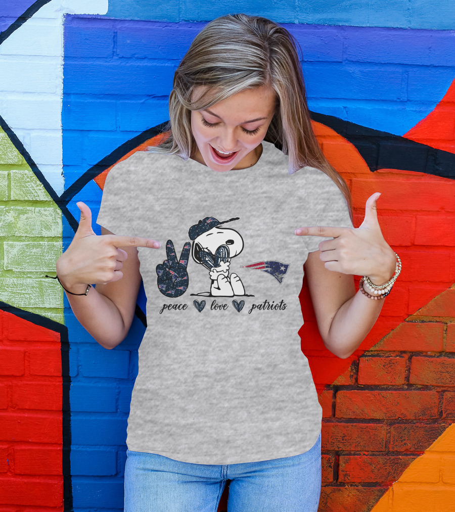 Peace Love Patriots Snoopy New England Patriots Fan T-Shirt