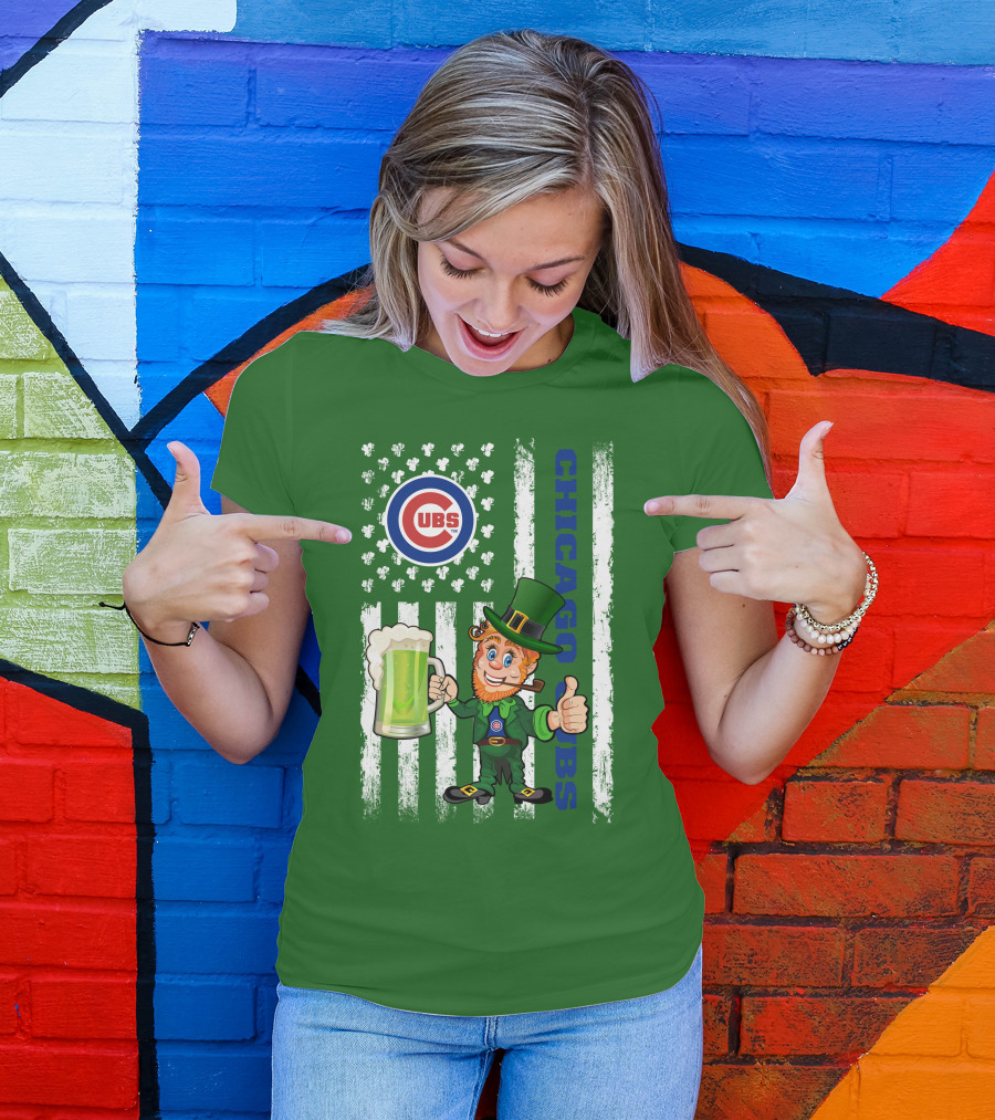 Chicago Cubs St Patrick's Day Leprechaun With Shamrocks And Flag T-Shirt