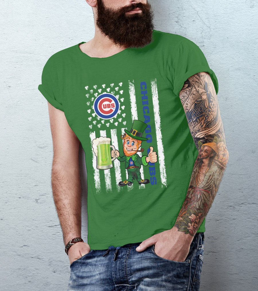 Chicago Cubs St Patrick's Day Leprechaun With Shamrocks And Flag T-Shirt