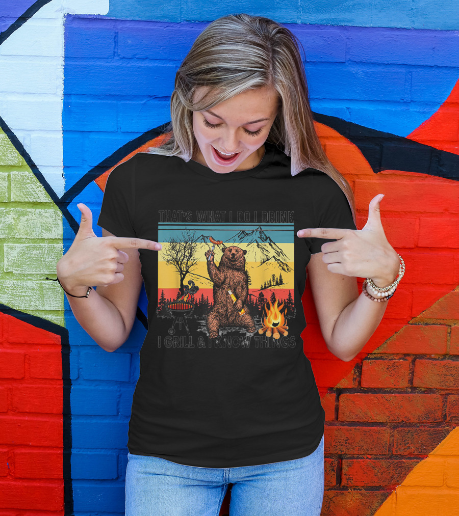 THAT'S WHAT I DO I DRINK I GRILL And I KNOW THINGS BEAR HOLDING SAUSAGE AND BEER T-Shirt