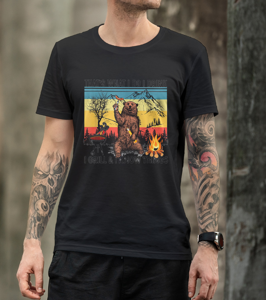 THAT'S WHAT I DO I DRINK I GRILL And I KNOW THINGS BEAR HOLDING SAUSAGE AND BEER T-Shirt