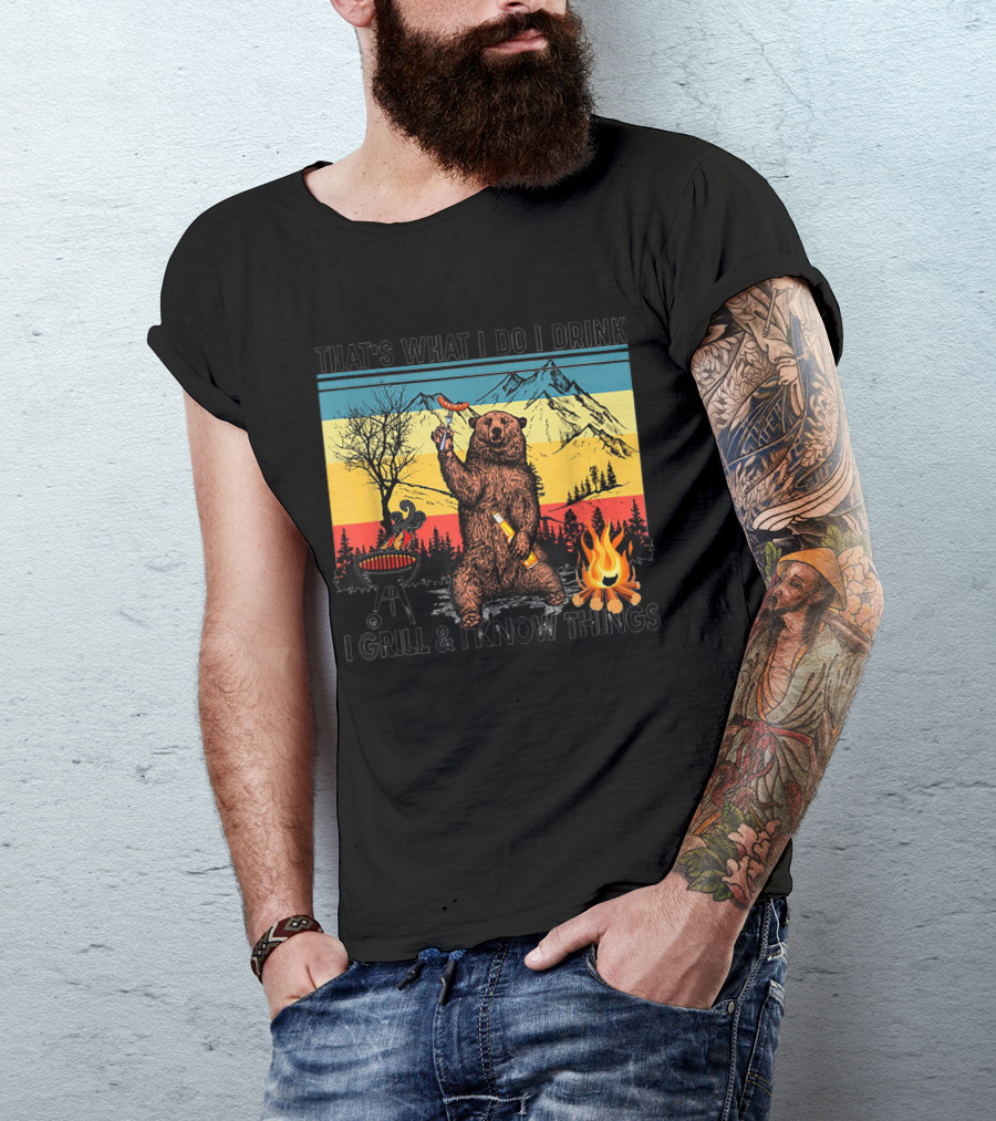 THAT'S WHAT I DO I DRINK I GRILL And I KNOW THINGS BEAR HOLDING SAUSAGE AND BEER T-Shirt