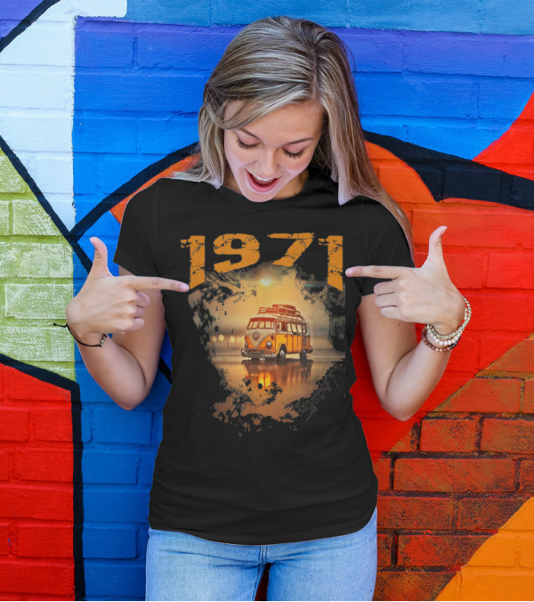 1971 Vintage Hippie Van 70S Van Reflection On Road T-Shirt