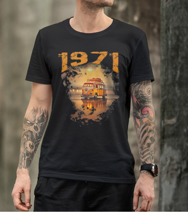 1971 Vintage Hippie Van 70S Van Reflection On Road T-Shirt