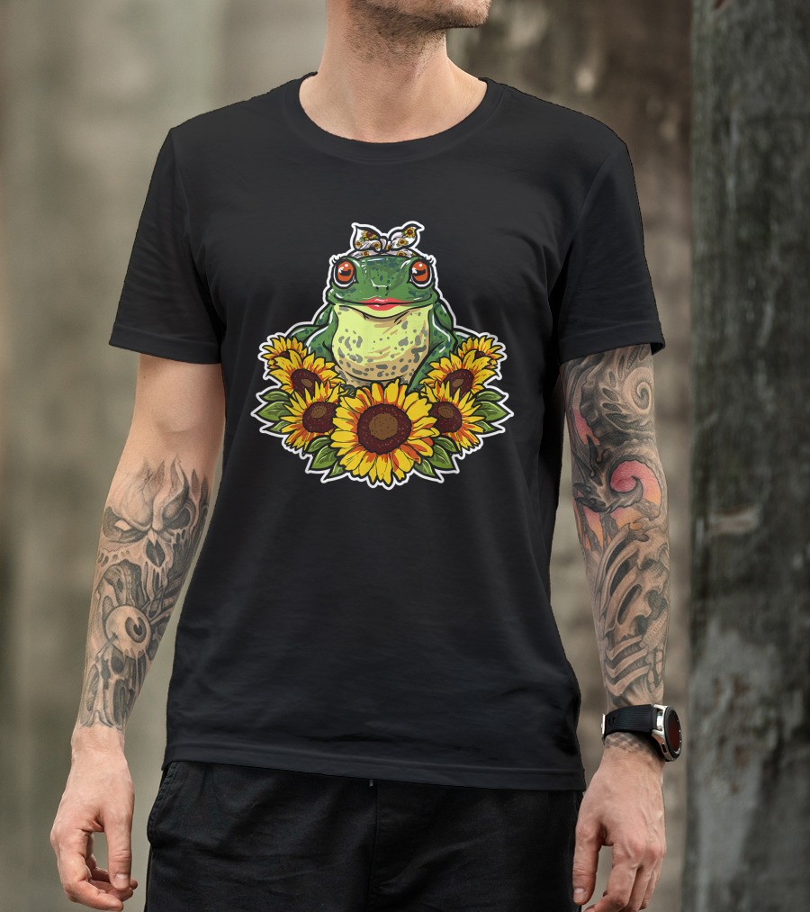 Cute Love Toad Surrounded By Sunflower Decor Frog T-Shirt