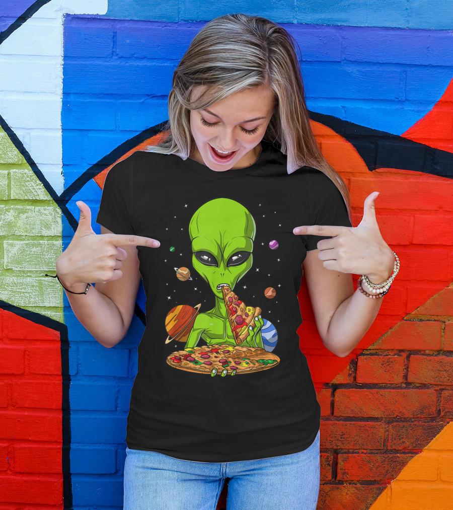 Space Alien Eating Pizza In Cosmic UFO Science Fiction Scene T-Shirt
