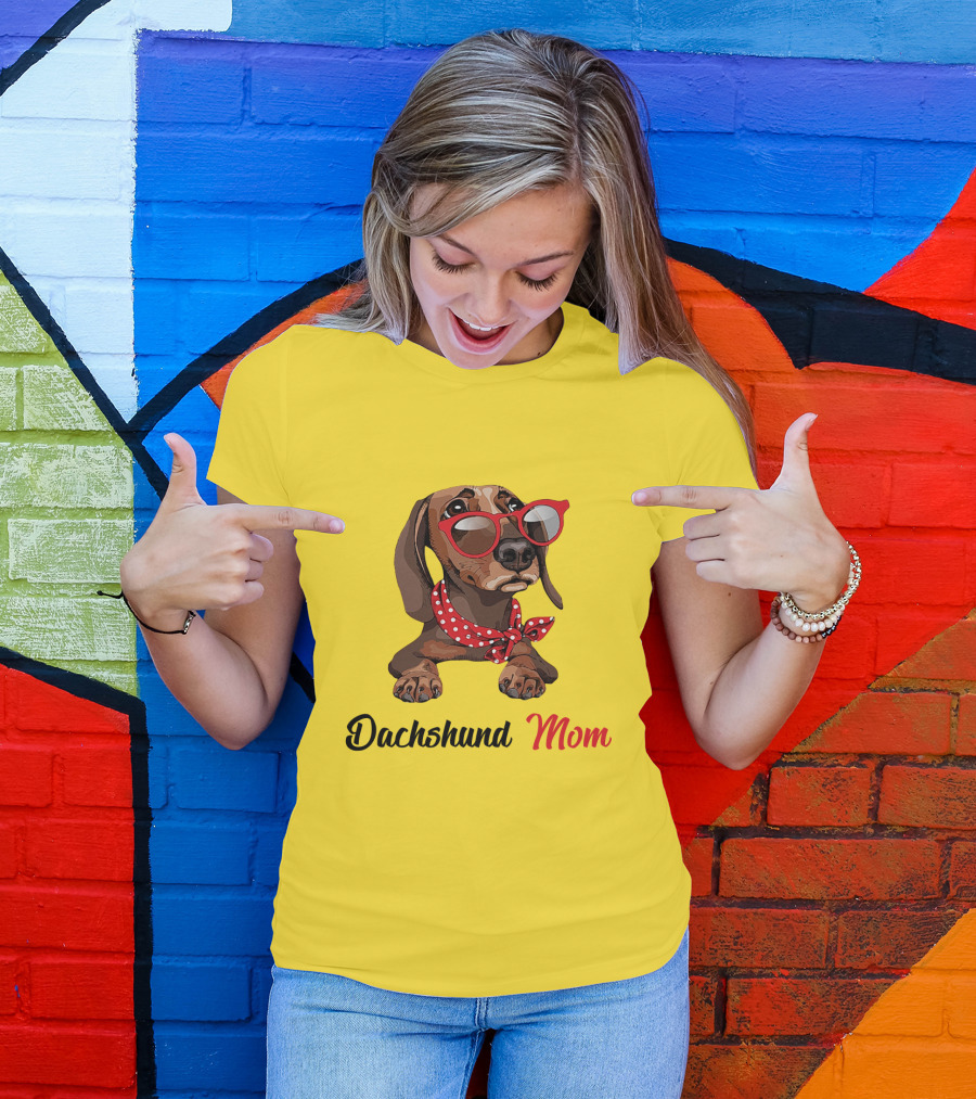 Dachshund Mom Red Glasses And Polka Dot Scarf T-Shirt