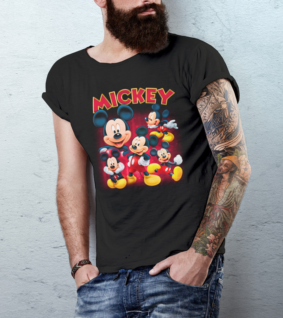 Mickey Czerwono-Żółty Napis Z Kilkoma Klasycznymi Postaciami W Różnych Pozach Na Ciemnym Tle T-Shirt