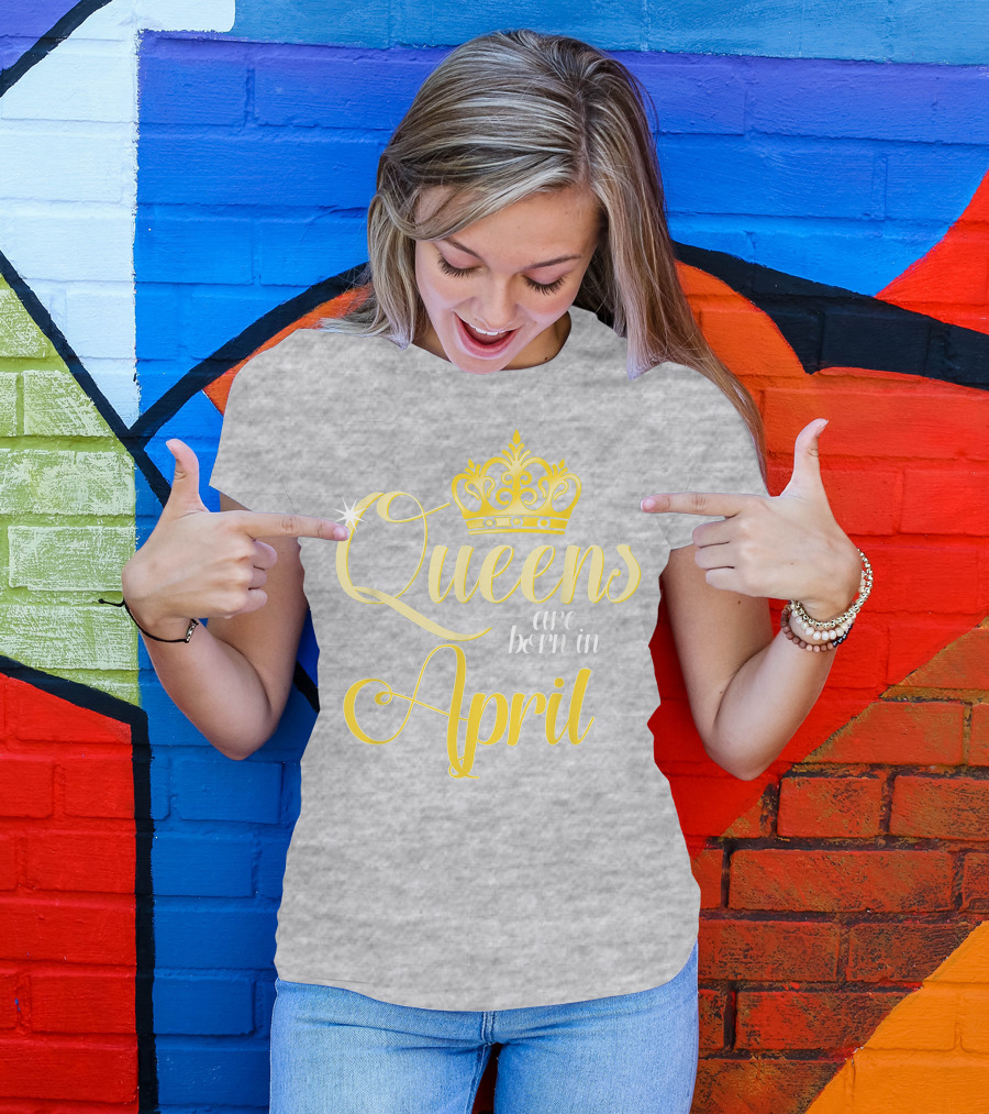 Queens Are Born In April Birthday Crown Decoration T-Shirt