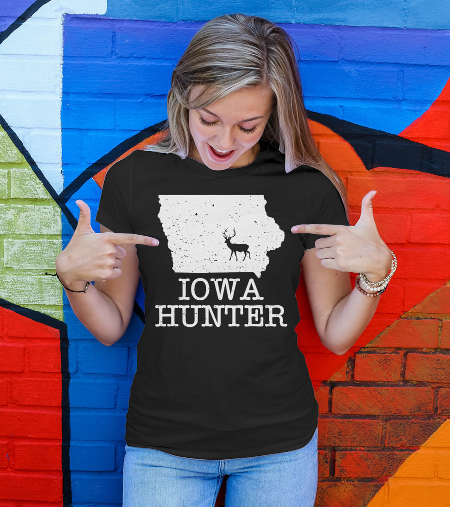 Iowa Hunter State Deer Hunting Silhouette With State Outline T-Shirt
