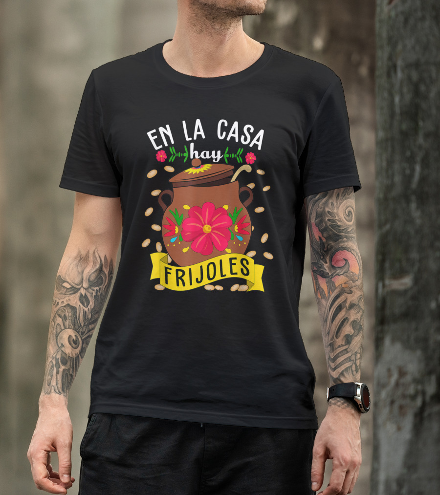 En La Casa Hay Frijoles Funny Mexican Mom Food Pot With Flowers And Beans T-Shirt