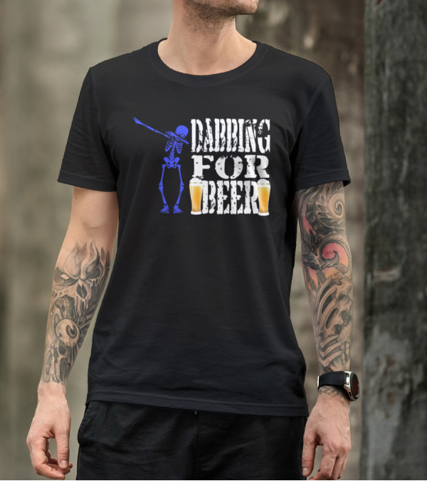 Funny Halloween Blue Skeleton Dabbing For Beer With Beer Glasses T-Shirt