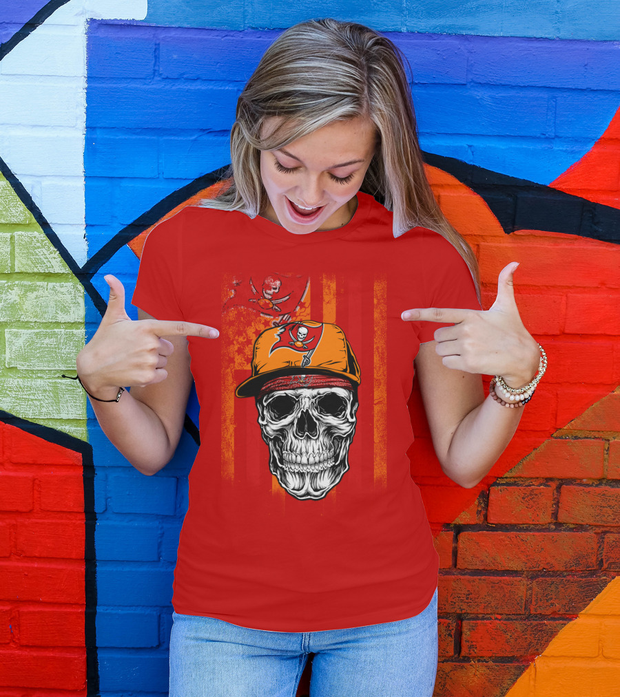 Tampa Bay Buccaneers Skull In Cap With Pirate Flag T-Shirt