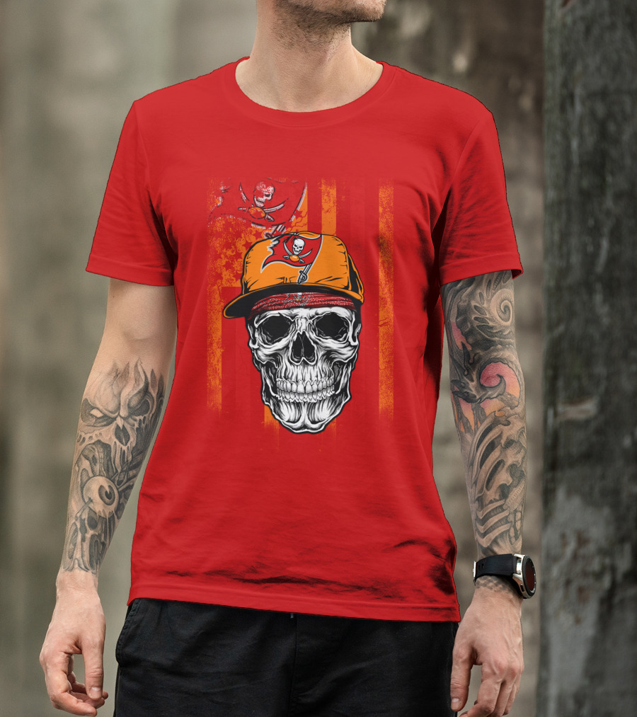 Tampa Bay Buccaneers Skull In Cap With Pirate Flag T-Shirt