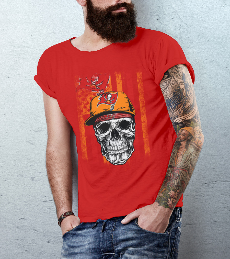 Tampa Bay Buccaneers Skull In Cap With Pirate Flag T-Shirt