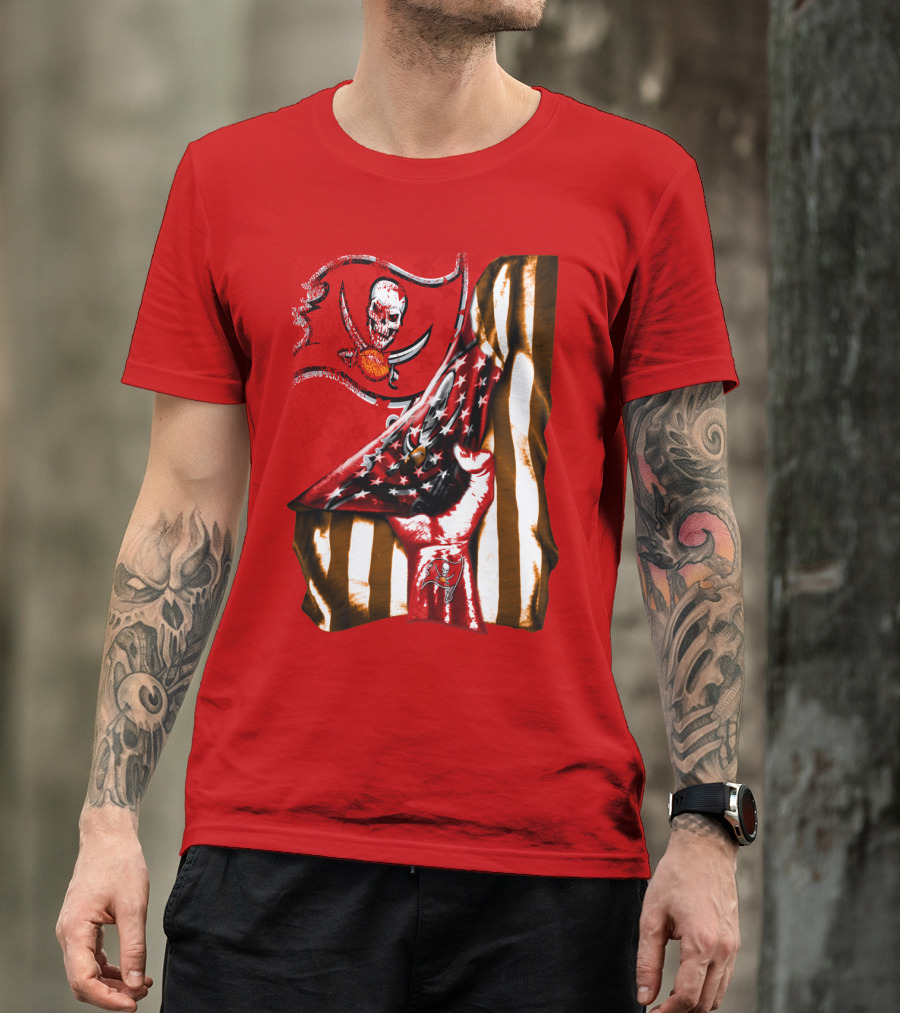 Tampa Bay Buccaneers Skull Flag And Hand With Stars And Stripes T-Shirt