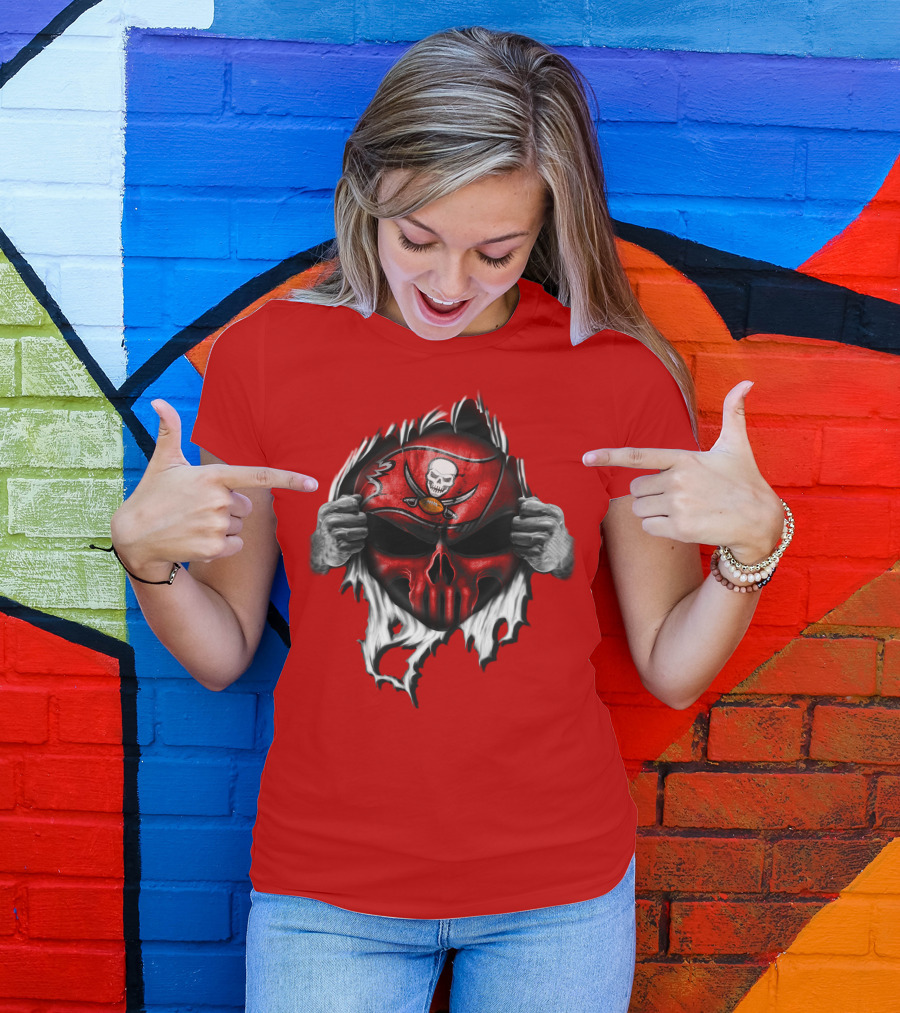 Tampa Bay Buccaneers Skull Face Peeling Back T-Shirt