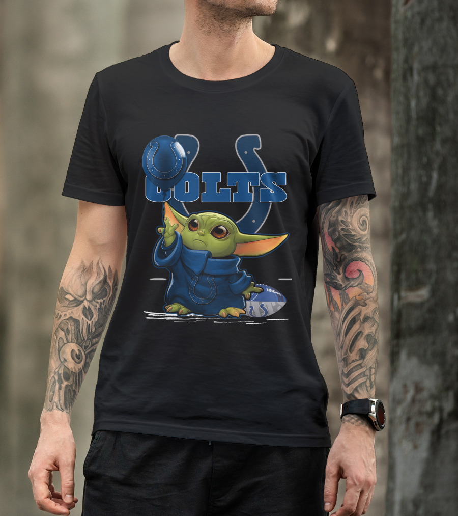 Yoda Holding Indianapolis Colts Helmet And Football T-Shirt