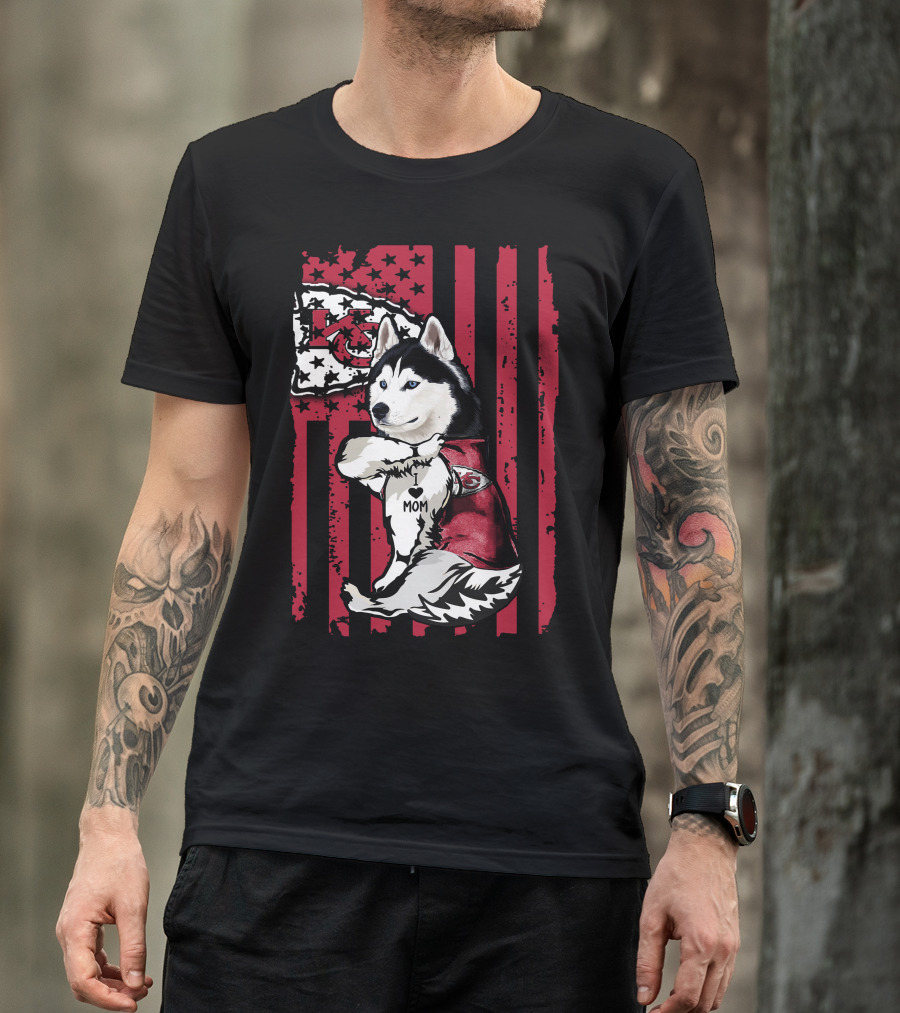 Siberian Husky Wearing Kansas City Chiefs Jersey With Flag Background Mom T-Shirt