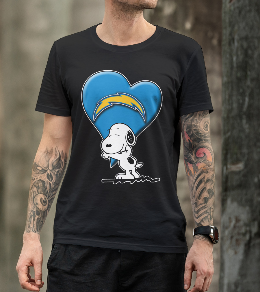 Snp V1 Los Angeles Chargers Snoopy Hugging Heart T-Shirt