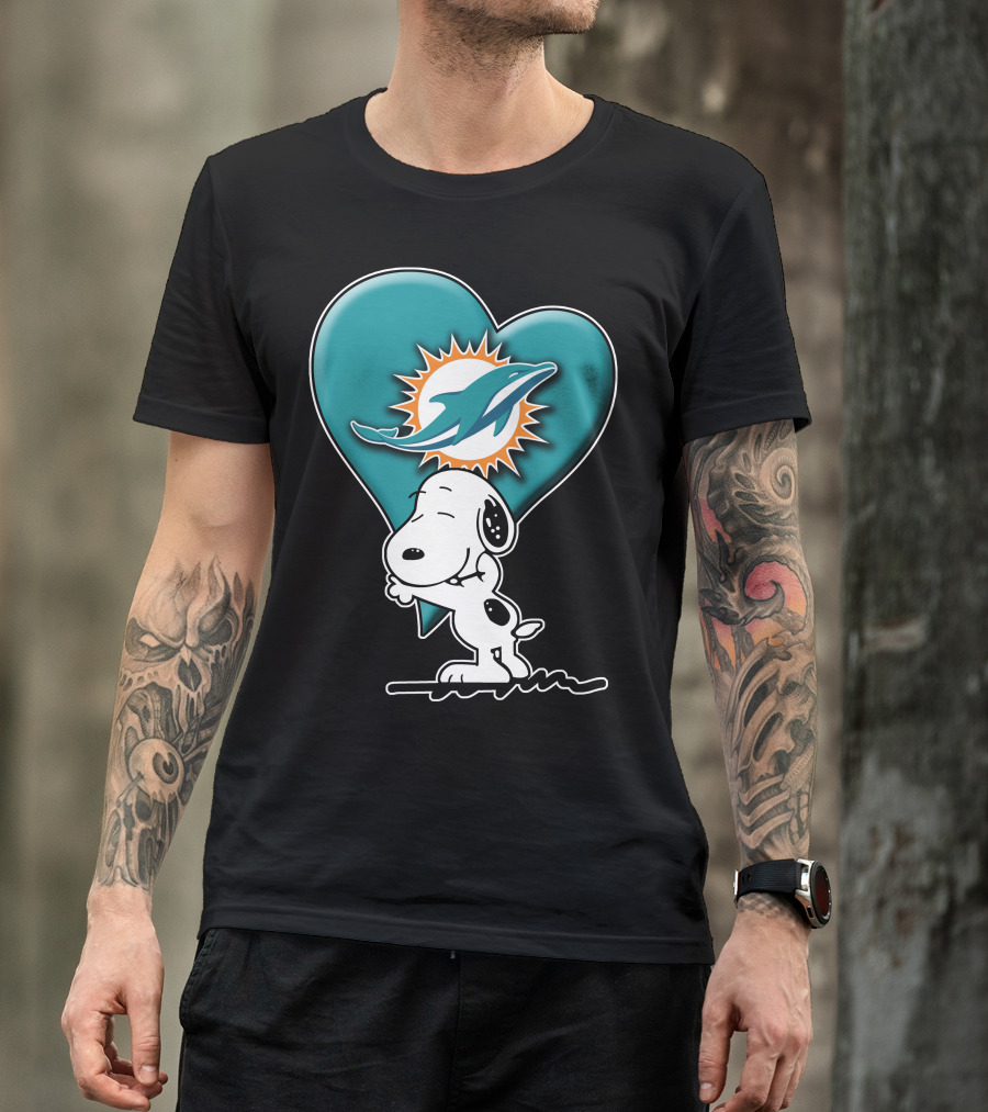 Snp V1 Snoopy Miami Dolphins Heart Hug T-Shirt