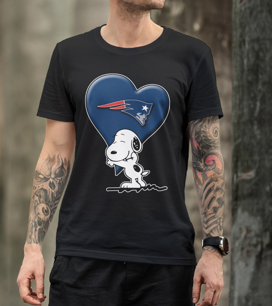 Snoopy Heart Hugging New England Patriots T-Shirt