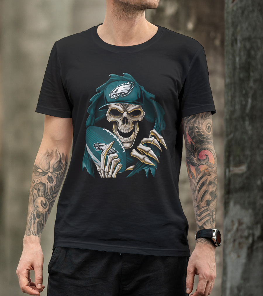 Philadelphia Eagles Skull Holding Football T-Shirt