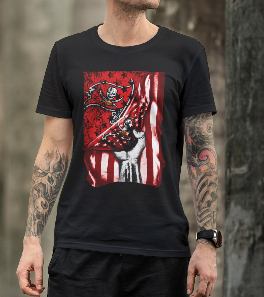 Tampa Bay Buccaneers Flag With Skull And Crossbones T-Shirt