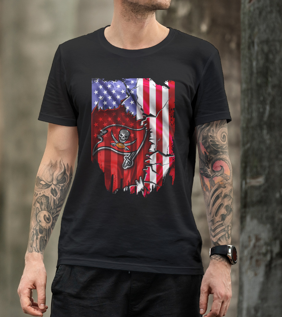 Flag V2 Tampa Bay Buccaneers American Flag Skull And Crossbones Football T-Shirt