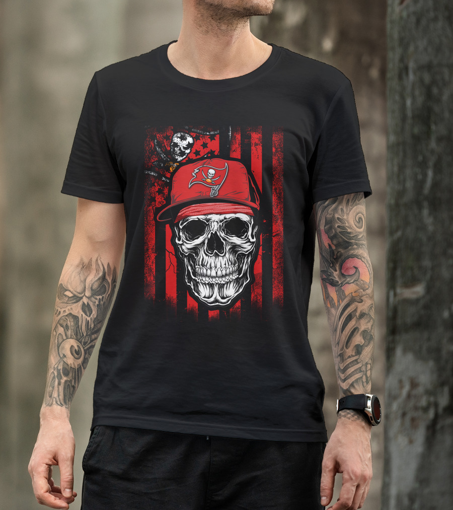 Skull With Tampa Bay Buccaneers Hat And Pirate Flag T-Shirt