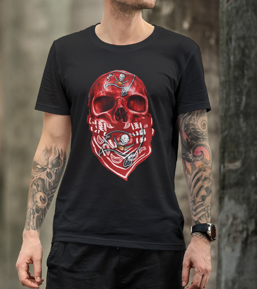 Skull V5 Tampa Bay Buccaneers Bandana Pirate Flag T-Shirt