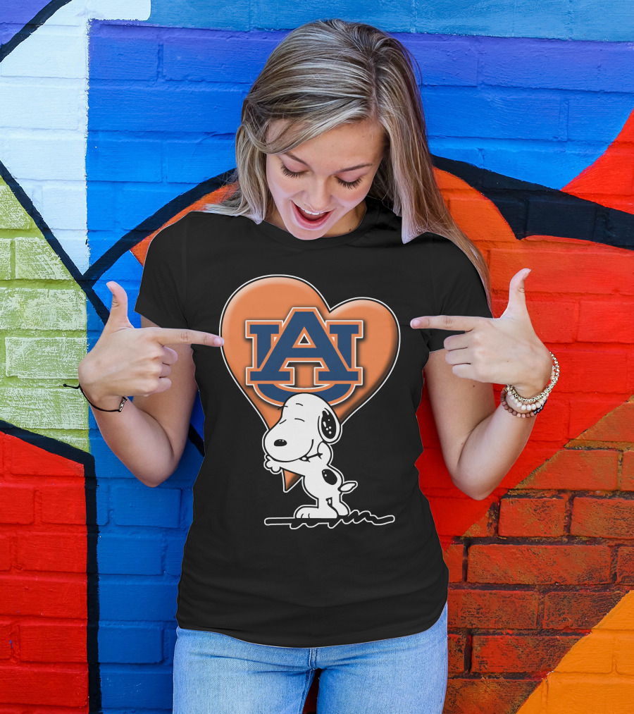 Snoopy Hugging Auburn Tigers Heart T-Shirt