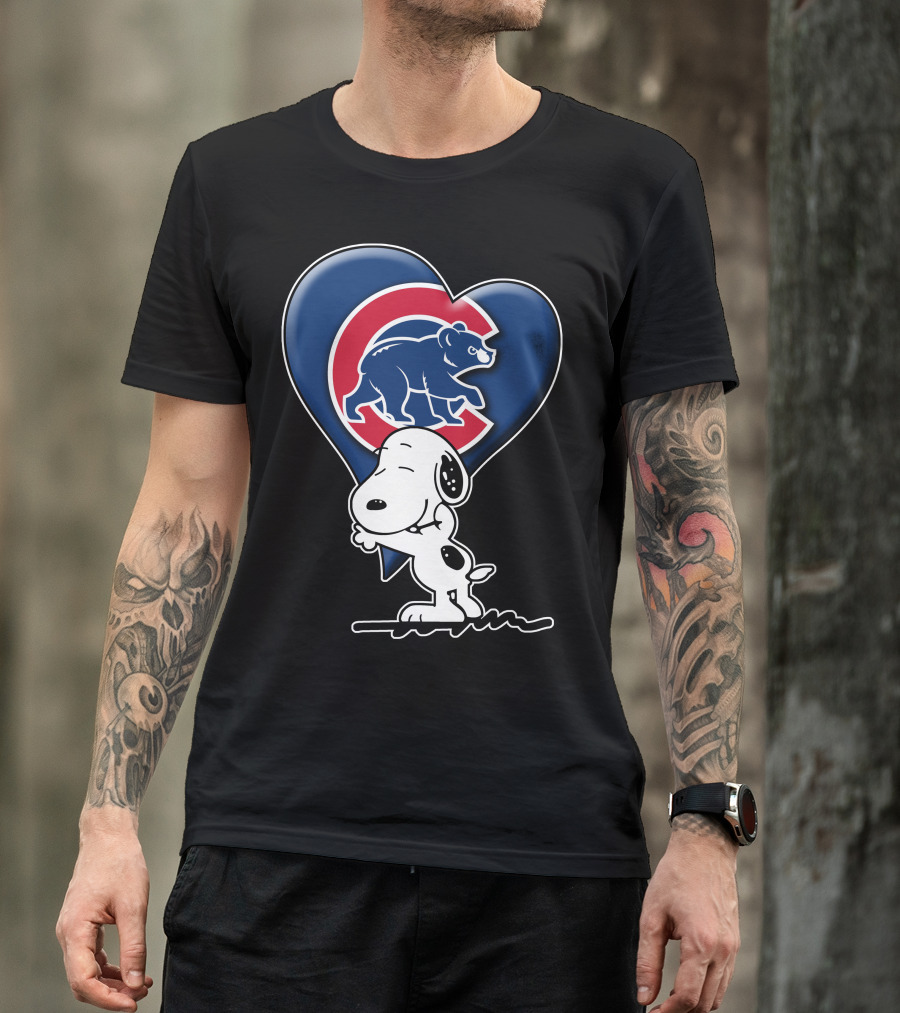 Snp V1 Chicago Cubs Snoopy Heart Hug T-Shirt