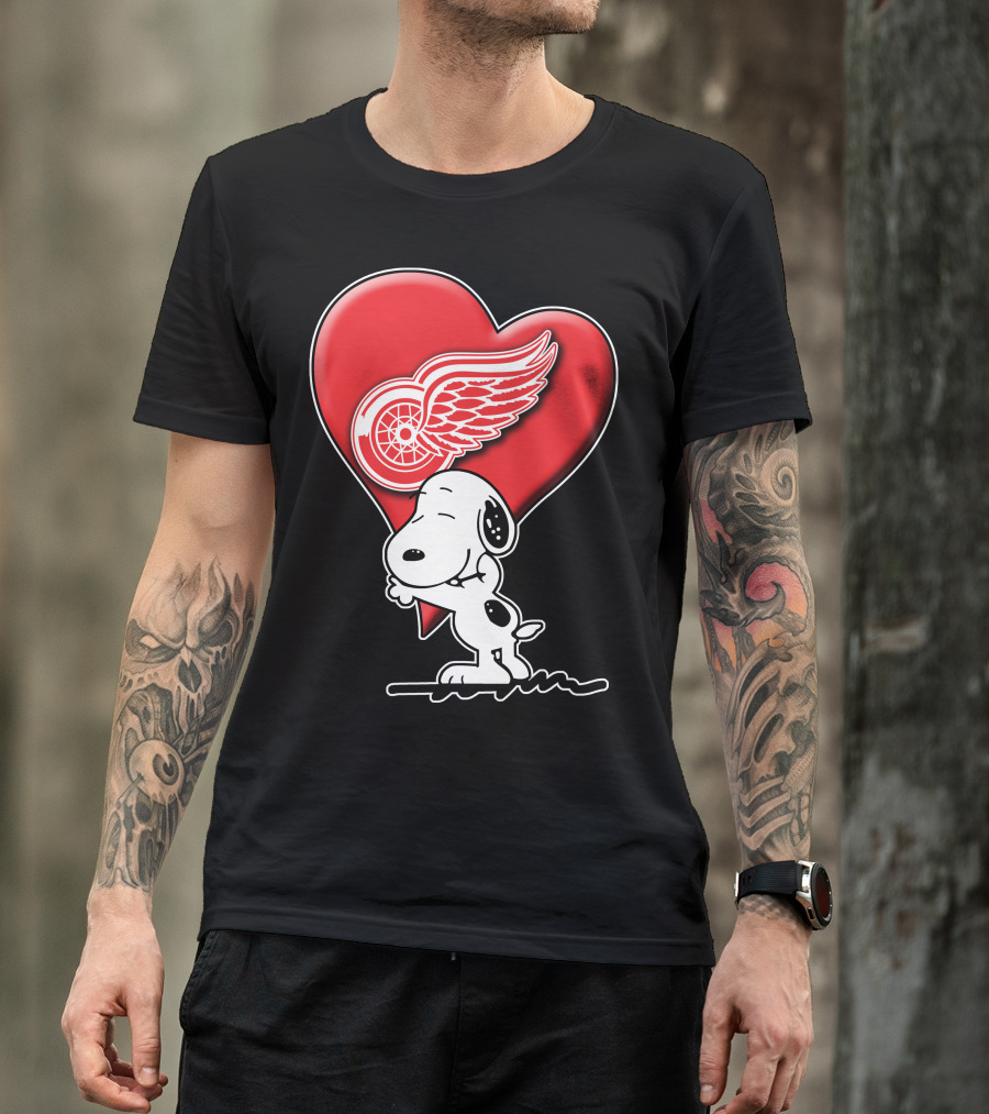 Snoopy Hugging Heart Detroit Red Wings T-Shirt
