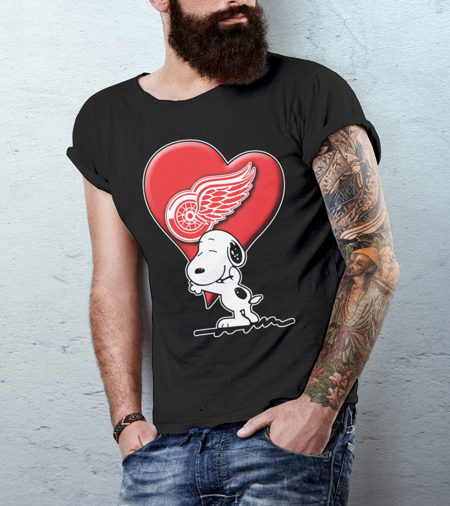 Snoopy Hugging Heart Detroit Red Wings T-Shirt